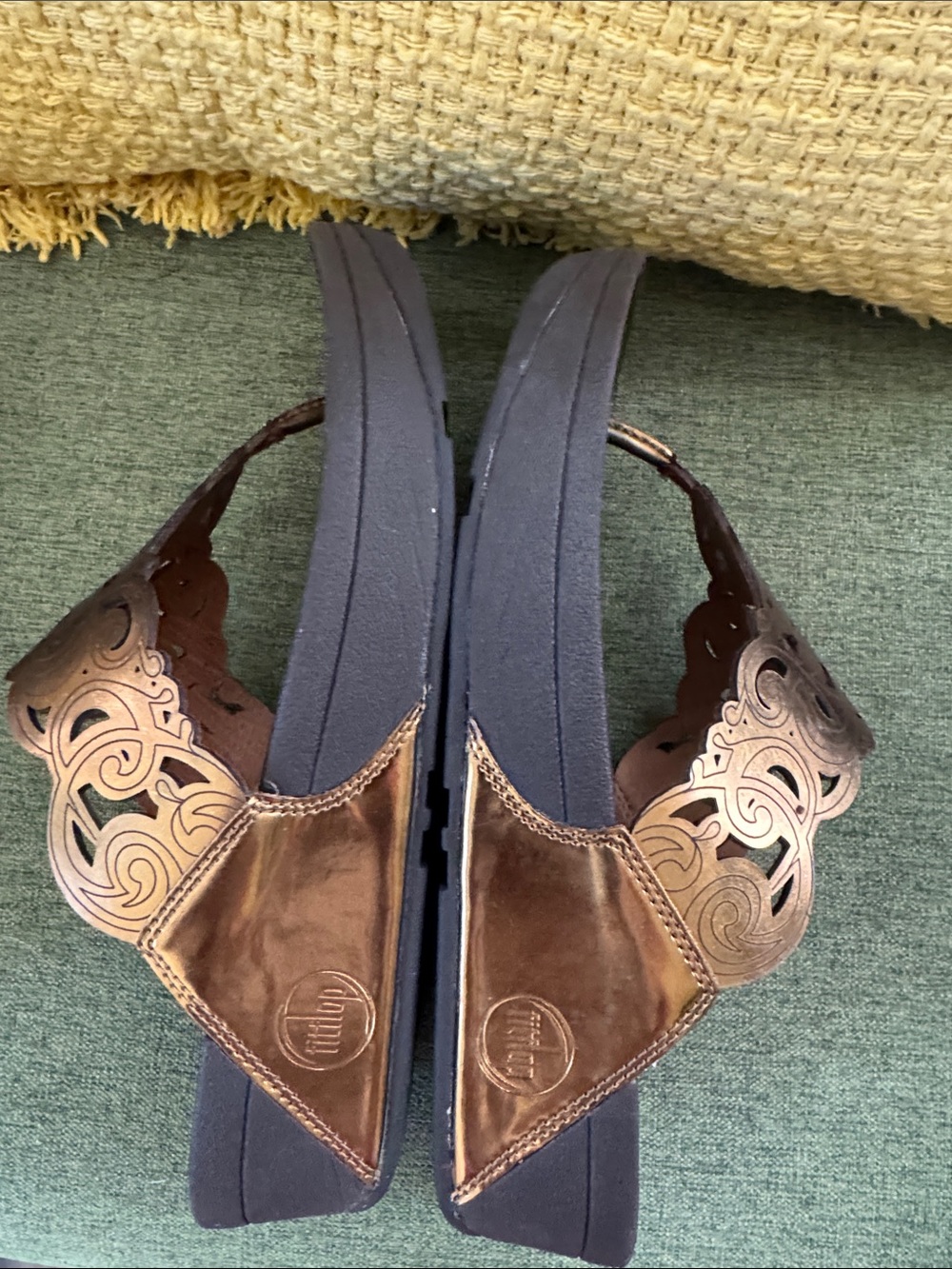 Fitflop Women's Black Sandals with Metallic Bronze Cutout Strap Size 8 - Picture 4 of 6